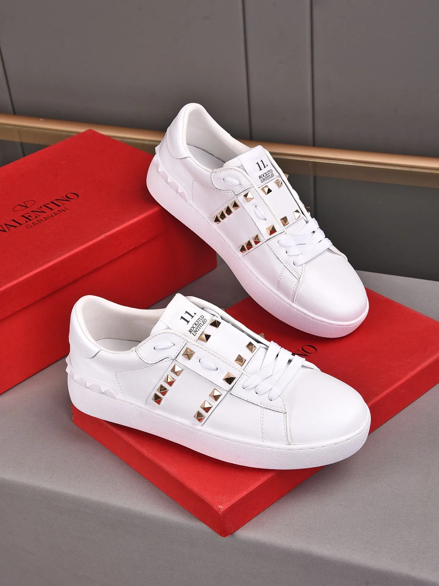 Men's shoes 440💰 (men and women couples) Valentino classic color matching series casual shoes. Made with heavy craftsmanship, good products pay attention to every detail. A must-have trendy item that can be worn all year round, it has been worn by many celebrities and Internet celebrities~~Imported cowhide surface, unique design concept, sheepskin lining, counter quality. Women’s clothing 35-40. Men’s clothing 39-44, 45-46 (returns and exchanges are not supported for custom-made items)